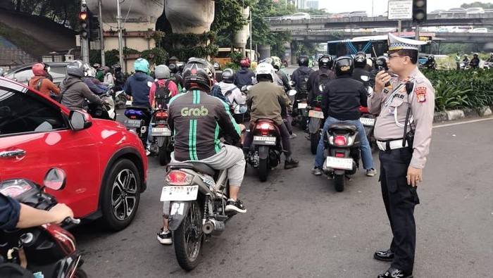 Kepadatan Lalin di lampu merah Halim Baru Jl Mayjen Sutoyo, Cawang, Jaktim