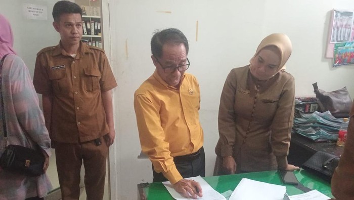 Ketua DPRD Dompu saat melakukan sidak di Bagian Prokopim Setda Dompu. (Foto: Dok. Muttakun)