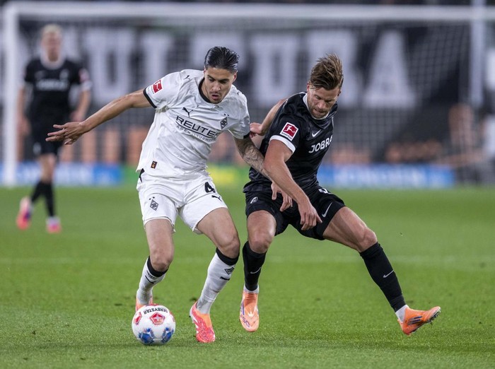 05 October 2025, North Rhine-Westphalia, Mönchengladbach: Soccer: Bundesliga, Borussia Mönchengladbach - SC Freiburg, Matchday 6, Stadion im Borussia-Park: Kevin Diks (Bor. Mönchengladbach) (l) and Lucas Höler (SC Freiburg) fight for the ball. Photo: David Inderlied/dpa - IMPORTANT NOTE: In accordance with the regulations of the DFL German Football League and the DFB German Football Association, it is prohibited to utilize or have utilized photographs taken in the stadium and/or of the match in the form of sequential images and/or video-like photo series. (Photo by David Inderlied/picture alliance via Getty Images)