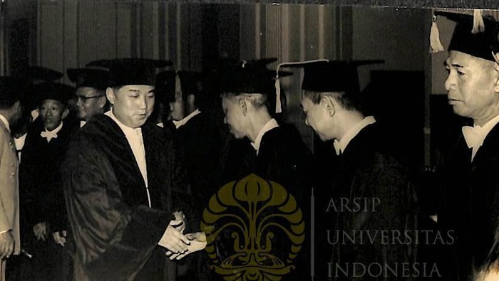 Kim Il-Sung saat menerima gelar doktor honoris causa dari UI