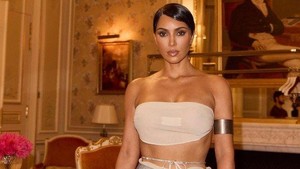 Netizen langsung rame nyebut Kim mirip Bianca Censori. Foto: Dok. Instagram Kim Kardashian, BOF, Arnold Jerocki/Getty Images