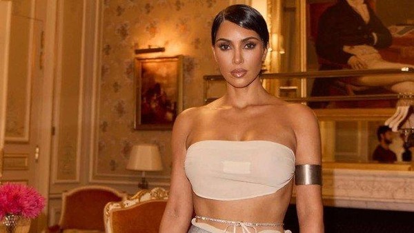 Kim Kardashian Potong Rambut, Makin Mirip Istri Kanye West