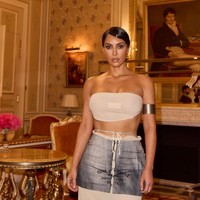 Dengan bagian belakang dan samping yang pendek serta helai rambut lebih panjang yang menjuntai di dahi, menurut In Style USA, gaya Kim Kardashian terinspirasi dari pixie klasik yang dipopulerkan oleh ikon Prancis seperti Leslie Caron dan Audrey Tautou.  Foto: Dok. Instagram Kim Kardashian, BOF