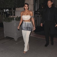 Artis 44 tahun itu juga tampil dengan rambut pixie saat menghadiri fashion show Maison Margiela Womenswear Spring/Summer 2026. Foto: Dok. Instagram Kim Kardashian, BOF