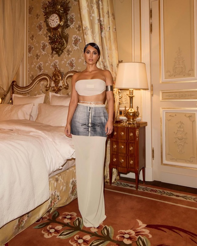 Kim mencuri atensi saat memakai koleksi Margiela dari musim semi 1999. Perutnya yang langsing terekspos dalam balutan busana yang terdiri dari bustier, rok mini denim dan rok putih. Foto: Dok. Instagram Kim Kardashian, BOF