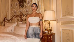 Hairstylist Chris Appleton bilang, mereka motong sekitar 7 inci rambut Kim. Gila, langsung beda banget auranya! Foto: Dok. Instagram Kim Kardashian, BOF