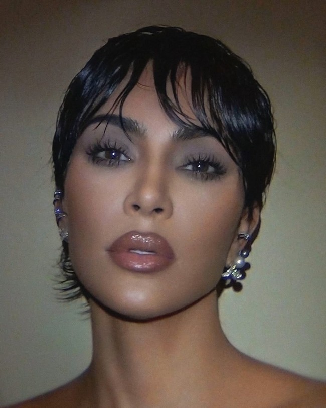 Tak sedikit juga netizen yang menyebut Kim Kardashian jadi mirip ibunya, Kris Jenner, dengan gaya rambut barunya, pixie cut ini. Foto: Dok. Instagram Kim Kardashian, BOF