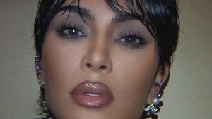 Saat hadir di show Alaia, Kim tampil total dengan potongan rambut barunya, elegan tapi tetap edgy. Foto: Dok. Instagram Kim Kardashian, BOF