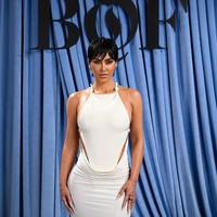 Penata rambut Kim Kardashian, Chris Appleton, menyebut gaya ini sebagai “Paris Pixie” dalam unggahannya di Instagram. ““Aku suka potongan baru Kim ini, kami memotong sekitar 7 inci (17 cm) dari rambutnya,” kata Appleton. Foto: Dok. Instagram Kim Kardashian, BOF