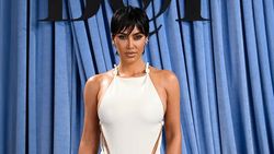Kim Kardashian Potong Rambut, Makin Mirip Istri Kanye West