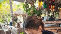 Kalau ini momen Kimberly menikmati hidangan di sebuah restoran yang ada di Bali. Wanita yang telah resmi bercerai dengan Edward Akbar itu tampak berpose lucu dengan seporsi burger dan kentang goreng. Foto: Instagram/@kimbrlyryder