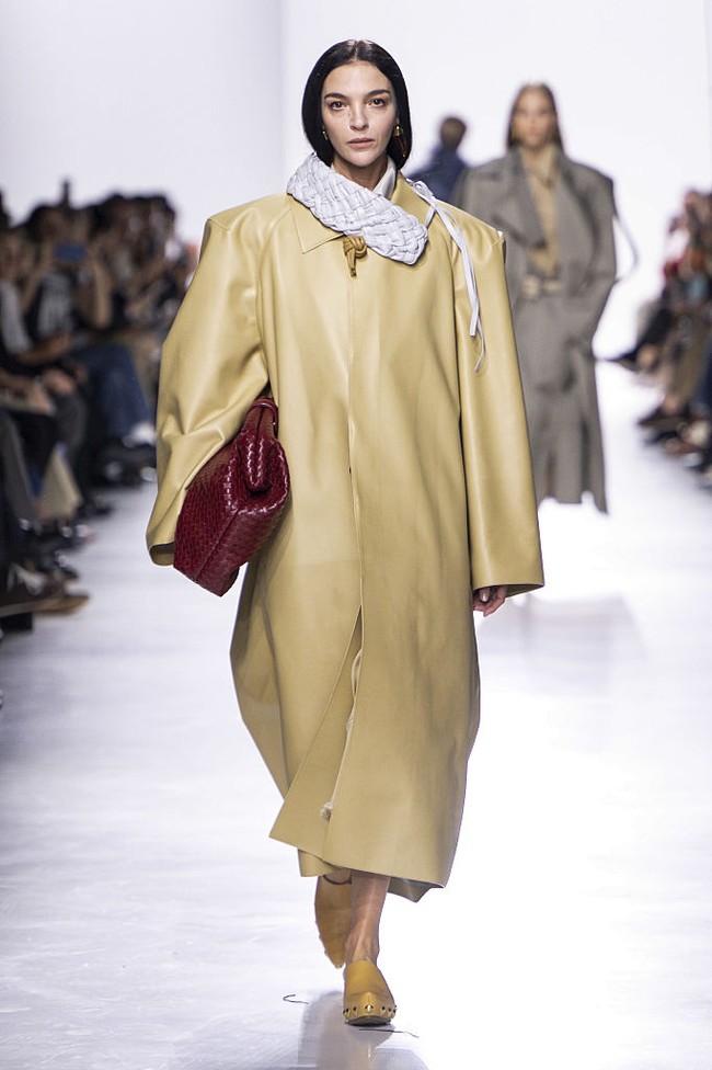 Sementara itu, nuansa emosional pertunjukan disempurnakan lewat penggabungan dua versi lagu “Wild Is the Wind” — oleh Nina Simone (1966) dan David Bowie (1976). Kedua suara legendaris itu dipadukan menjadi satu duet yang intim, membentuk metafora cinta dan kolaborasi yang juga menjadi roh dari koleksi ini. (Foto: VIRGILE/Gamma-Rapho via Getty Images)