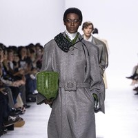 Setiap potongan menampilkan presisi siluet dan disiplin potongan khas tailoring pria Italia, namun tetap ringan dan luwes untuk musim panas. (Foto: VIRGILE/Gamma-Rapho via Getty Images)