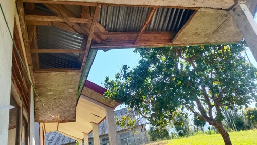 Kondisi gedung Sekolah Dasar Katolik (SDK) Tuwa di Kecamatan Pacar, Manggarai Barat, NTT, seusai diterjang angin puting beliung. (Foto: Dok. Istimewa)
