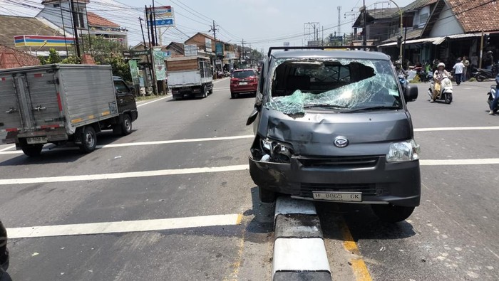 Kondisi mobil yang terlibat laka karambol di Salam, Kabupaten Magelang, Senin (6/10/2025) siang.