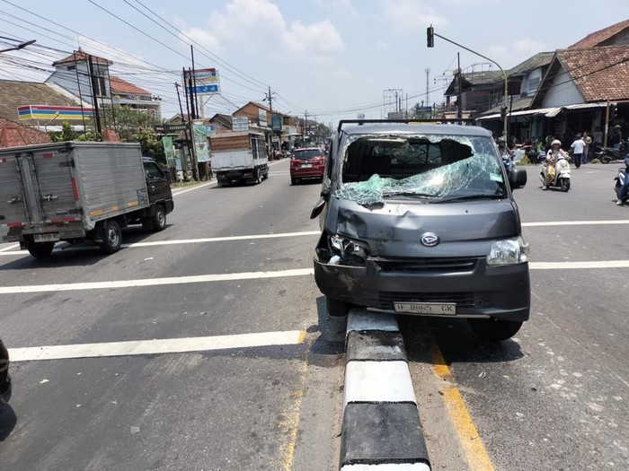 Kondisi mobil yang terlibat laka karambol di Salam, Kabupaten Magelang, Senin (6/10/2025) siang.