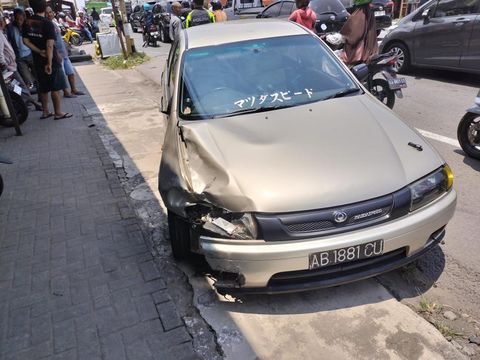 Kondisi mobil yang terlibat laka karambol di Salam, Kabupaten Magelang, Senin (6/10/2025) siang.