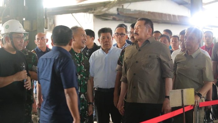 Gubernur Babel Hidayat Arsani bersama Jaksa Agung Sanitiar (ST) Burhanuddin meninjau Smelter Tinindo.