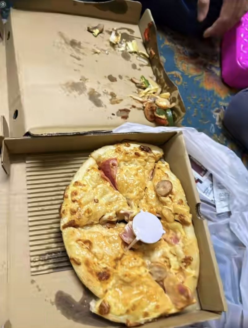 Bingung Cari Alamat, Kurir Pizza Ini Malah Hina Istri Pelanggan