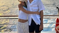 Kebersamaan George bersama kekasihnya di laut Sardinia.