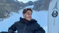 Dalam captionya George menuliskan momen perdananya bermain ski. Tapi tak merinci lokasi liburannya.