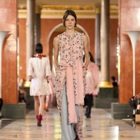 Melalui koleksi ini, Louis Vuitton menegaskan kembali filosofi rumah mode tersebut: berpakaian sebagai ekspresi eksistensi pribadi. Di dunia yang semakin terbuka dan bising, Ghesquière justru mengajak kita untuk kembali ke dalam untuk menghargai keheningan, kenyamanan, dan keaslian diri sebagai bentuk kemewahan tertinggi. (Foto: Dok. Louis Vuitton)