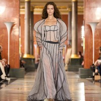 Koleksiw Women’s Spring-Summer 2026 menjadi sebuah penghormatan terhadap intimasi sebagai seni hidup. Presentasi kali ini berlangsung di apartemen musim panas Anne dari Austria, Ratu Prancis sekaligus ibu dari Raja Louis XIV, yang kini dihidupkan kembali sebagai ruang refleksi dan kebebasan pribadi. (Foto: Dok. Louis Vuitton)