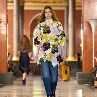 Ia menggabungkan karya-karya dari berbagai era, dari perabotan abad ke-18 karya Georges Jacob, kursi Art Deco rancangan Michel Dufet, hingga patung keramik Pierre-Adrien Dalpayrat. (Foto: Dok. Louis Vuitton)