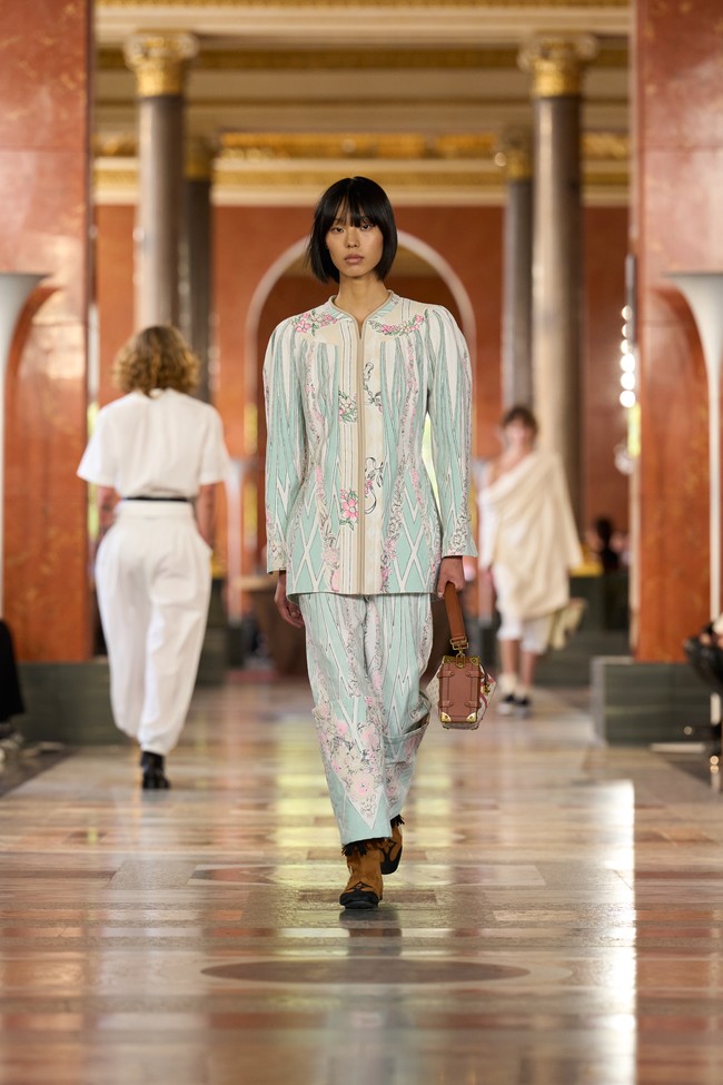 Adapun catwalk dirancang oleh Marie-Anne Derville, yang mengubah ruang bersejarah Louvre menjadi apartemen kontemporer lintas waktu. (Foto: Dok. Louis Vuitton)