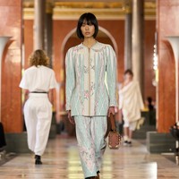 Adapun catwalk dirancang oleh Marie-Anne Derville, yang mengubah ruang bersejarah Louvre menjadi apartemen kontemporer lintas waktu. (Foto: Dok. Louis Vuitton)