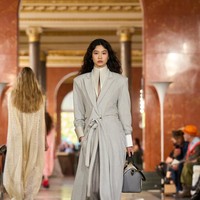 etiap potongan bercerita tentang perjalanan batin, perjalanan di sekitar “apartemen” pribadi, yang di sini menjadi metafora bagi eksplorasi diri dan gaya hidup yang otentik. (Foto: Dok. Louis Vuitton)