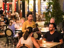 Mades Warung Seminyak, Rumah Makan Pinggir Jalan yang Mendunia