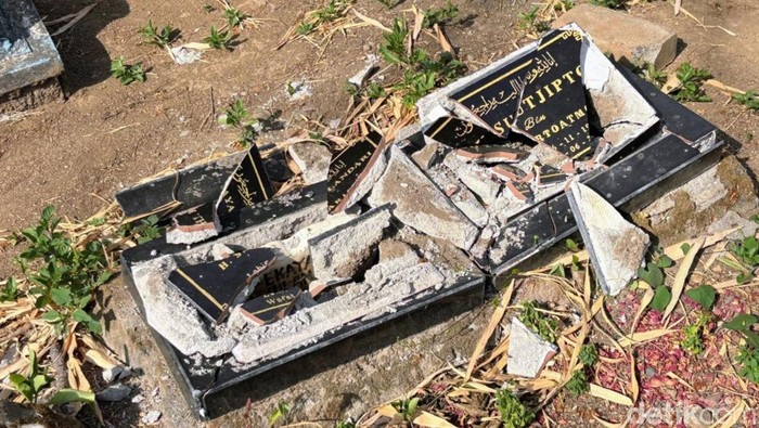 Makam di TPU Sumberkolak Situbondo