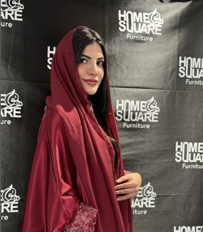 Mariam saat ini menempuh pendidikan di bidang fashion, dunia yang menurutnya bukan sekadar tentang gaya, tetapi juga cara mengekspresikan identitas dan budaya. Ia dikenal dengan visi modern yang berpadu dengan nilai-nilai tradisional Uni Emirat Arab, menjadikannya simbol perempuan muda UEA yang progresif namun tetap berakar pada budaya. Foto: dok. Instagram @mimim7md1