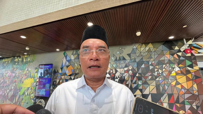Ketua Komisi VIII DPR Marwan Dasopang di kompleks parlemen, Senayan, Jakarta, Senin (6/10/2025).