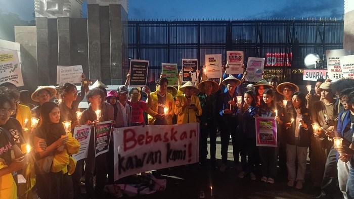 Massa mengakhiri aksi di depan DPR/MPR RI dengan menyalakan lilin sebelum membubarkan diri. (Rizky Adha/detikcom)