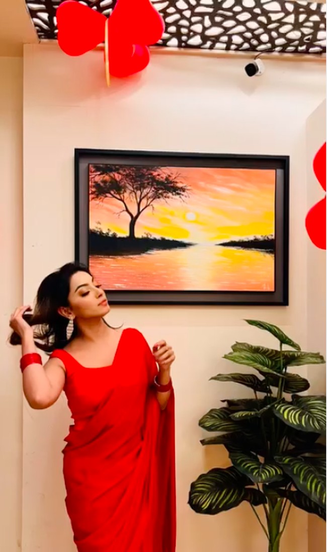 Skandal hubungan Meghna jadi semakin rumit pada April 2025. Wanita itu mengatakan petugas tiba-tiba datang ke rumahnya dengan dalih memeriksa akta kelahirannya dan menuduhnya memiliki narkoba.  Foto: Instagram Meghna Alam