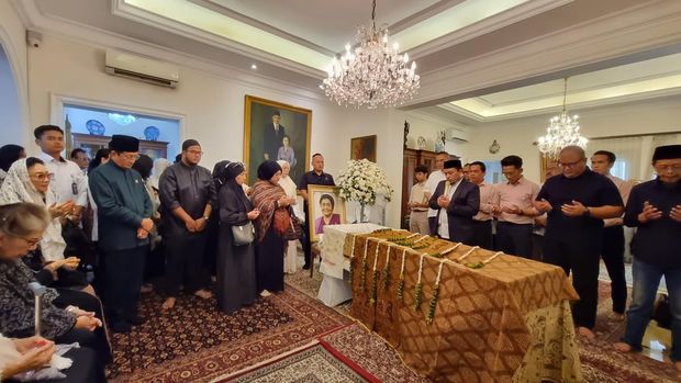 Meko Airlangga dan Menag Melayat ke Rumah Duka Istri Mantan Wapres ke-4 Umar Wirahadikusimah