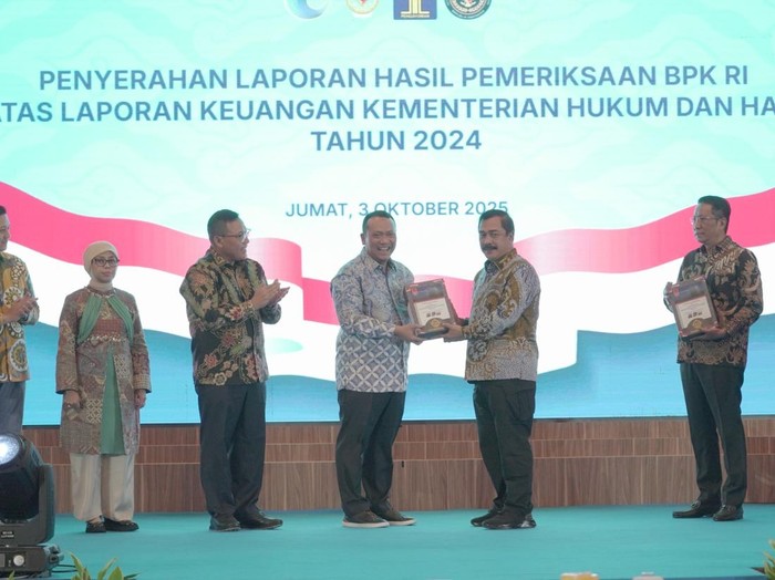 Menteri Imipas Agus Andrianto terima penyerahan laporan hasil pemeriksaan BPK RI, Jumat (3 Oktober 2025).