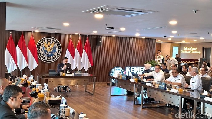 Truk melintas di Tol Lingkar Luar Jakarta (JORR), Jakarta, Senin (16/6/2025). Pemerintah menargetkan aturan zero obesitas atau over dimension over loading (ODOL) atau truk obesitas berlaku paling lambat 2026. Salah satu langkah awal, yakni mengawasi pergerakan truk obesitas agar tidak melakukan pelanggaran hukum di jalan.