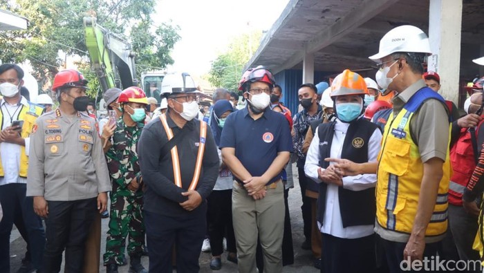 Menteri PU Dody Hanggodo saat meninjau Ponpes Al Khoziny Sidoarjo didampingi Gubernur Jatim dan sejumlah pejabat lain.