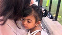 A few moments with baby Kira is always precious. Selalu jadi anak baik hati kaya sekarang ya Kira..We love you, tulis Nana Mirdad dalam Instagram miliknya dilihat detikcom, Selasa (7/10/2025).  Foto: dok instagran Nana Mirdad