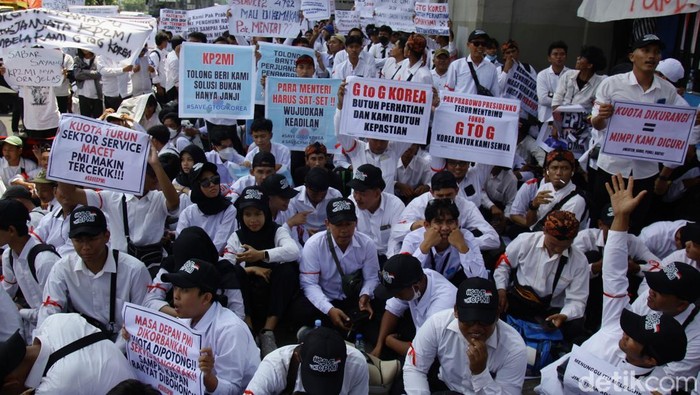 Nasib Terkatung-katung, Calon PMI ke Korsel Demo Kementerian Ratusan calon Pekerja Migran Indonesia (CPMI) menggelar unjuk rasa di depan kantor Kementerian Pelindungan Pekerja Migran Indonesia (KP2MI), Jakarta, Senin (6/10/2025).