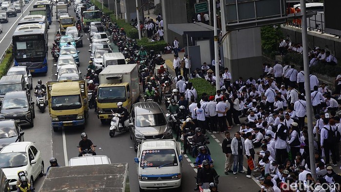 Nasib Terkatung-katung, Calon PMI ke Korsel Demo Kementerian Ratusan calon Pekerja Migran Indonesia (CPMI) menggelar unjuk rasa di depan kantor Kementerian Pelindungan Pekerja Migran Indonesia (KP2MI), Jakarta, Senin (6/10/2025).