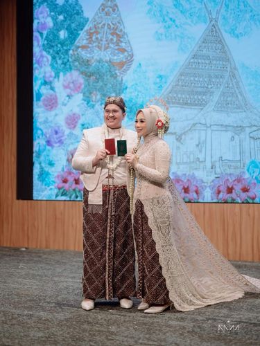 Nikah di Teater Resepsi viral dengan konsep unik di gedung teater. Tamu undangan duduk nyaman serasa nonton drama. Intimate dan dramatis, memadukan modernitas venue dengan adat Jawa dan Mandailing.