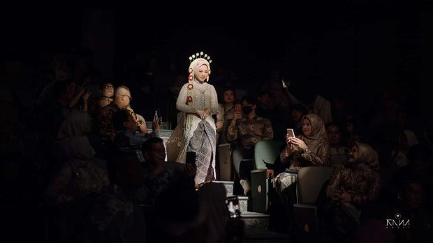 Nikah di Teater Resepsi viral dengan konsep unik di gedung teater. Tamu undangan duduk nyaman serasa nonton drama. Intimate dan dramatis, memadukan modernitas venue dengan adat Jawa dan Mandailing.