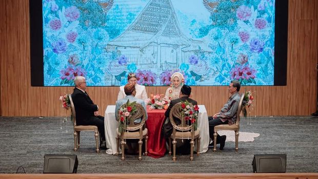 Nikah di Teater Resepsi viral dengan konsep unik di gedung teater. Tamu undangan duduk nyaman serasa nonton drama. Intimate dan dramatis, memadukan modernitas venue dengan adat Jawa dan Mandailing.