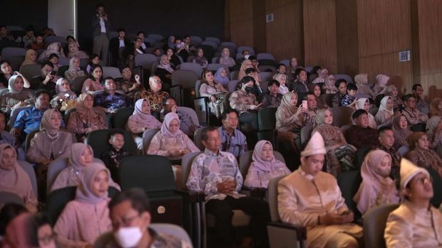 Nikah di Teater Resepsi viral dengan konsep unik di gedung teater. Tamu undangan duduk nyaman serasa nonton drama. Intimate dan dramatis, memadukan modernitas venue dengan adat Jawa dan Mandailing.