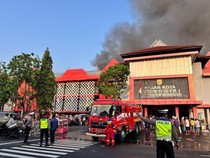 Sat Set Polres Wonogiri Bantu Padamkan Kebakaran Pasar Induk