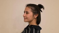 Aku berdiri dan menghampirinya, lalu secara langsung (reflek) aku memujinya. Tanpa kusadari, aku mungkin memujinya terlalu banyak. Kuingat ia sedikit tersipu malu, tapi itu membuat aku semakin melontarkan pujian-pujian. Jika ingin tahu pujiannya apa saja, silahkan bertanya langsung kepada Prilly, sambungnya. Peristiwa ini terus dikenang keduanya. Foto: dok instagram Omara Esteghlal